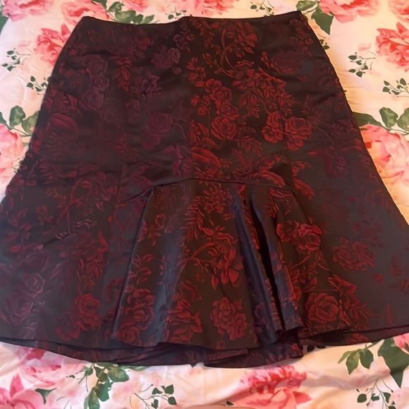 Red black floral rose mermaid Ann Taylor Petites skirt 12 - Picture 1 of 7